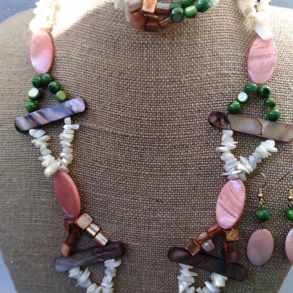 Mother of pearl necklace, bracelet and earrings set.